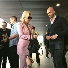 Lady Gaga ouvre le décolleté à l'aéroport de Barcelone