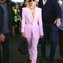 Lady Gaga ouvre le décolleté à l'aéroport de Barcelone