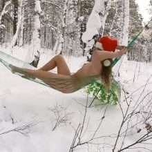 Liana Klevtsova nue dans la neige