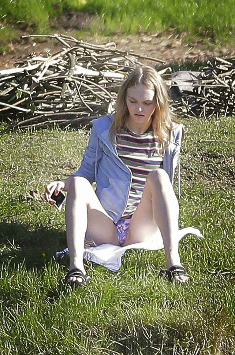 Lily-Rose Depp les fesses à l’air en France