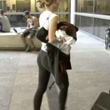 Liy-Rose Depp en legging et sans soutien-gorge
