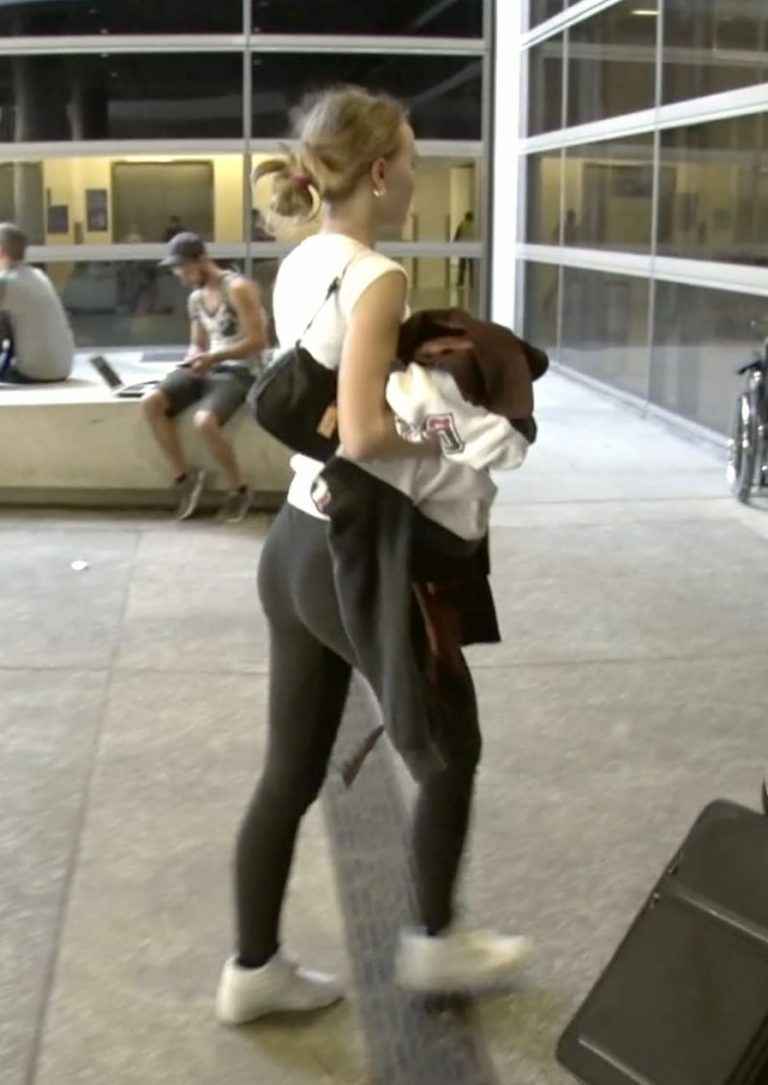 Liy-Rose Depp en legging et sans soutien-gorge