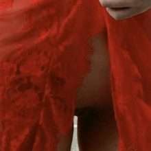 Maitland Ward nue sous sa robe rouge
