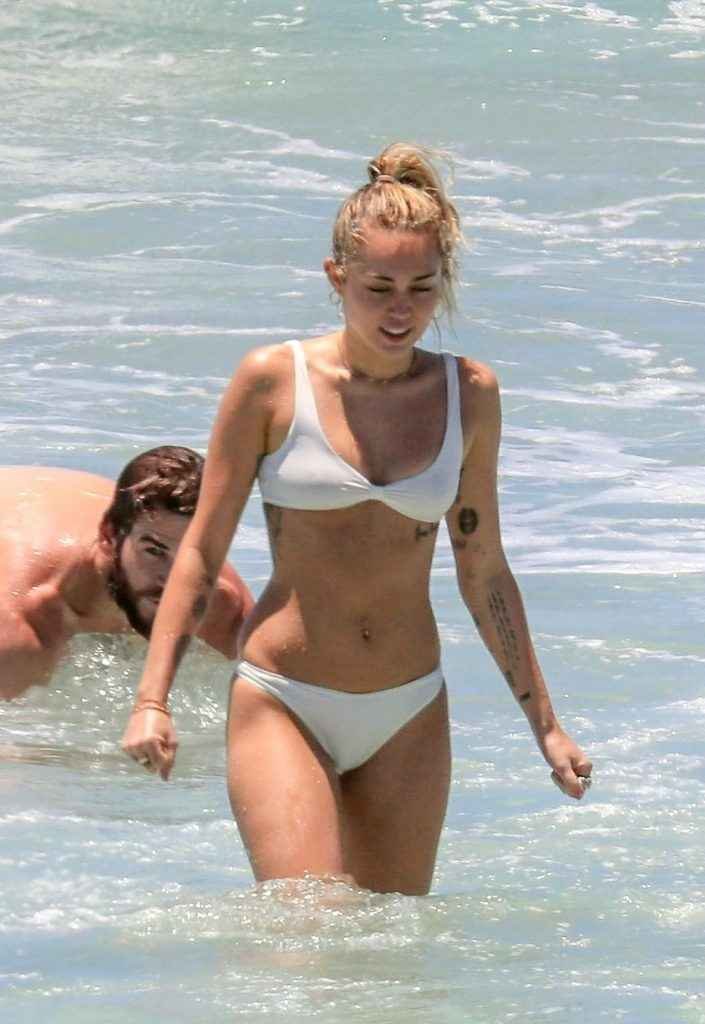 Miley Cyrus en bikini blanc en Australie