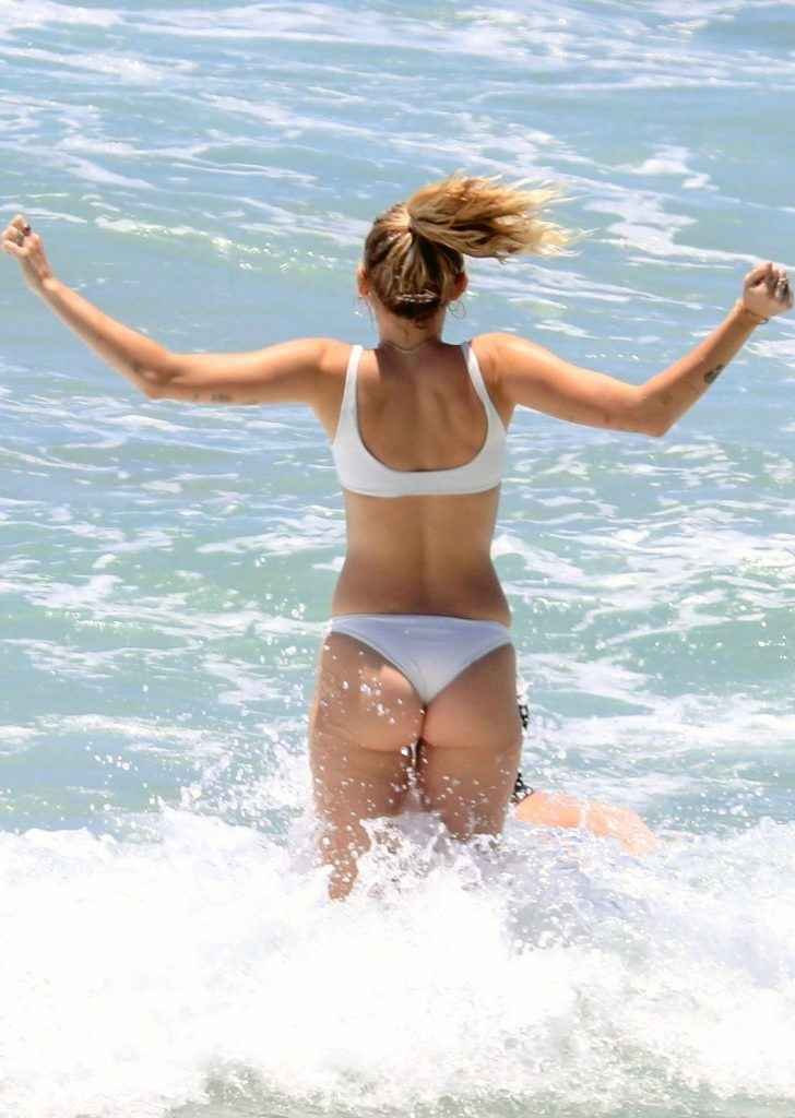 Miley Cyrus en bikini blanc en Australie