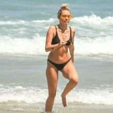 Miley Cyrus en bikini noir en Australie