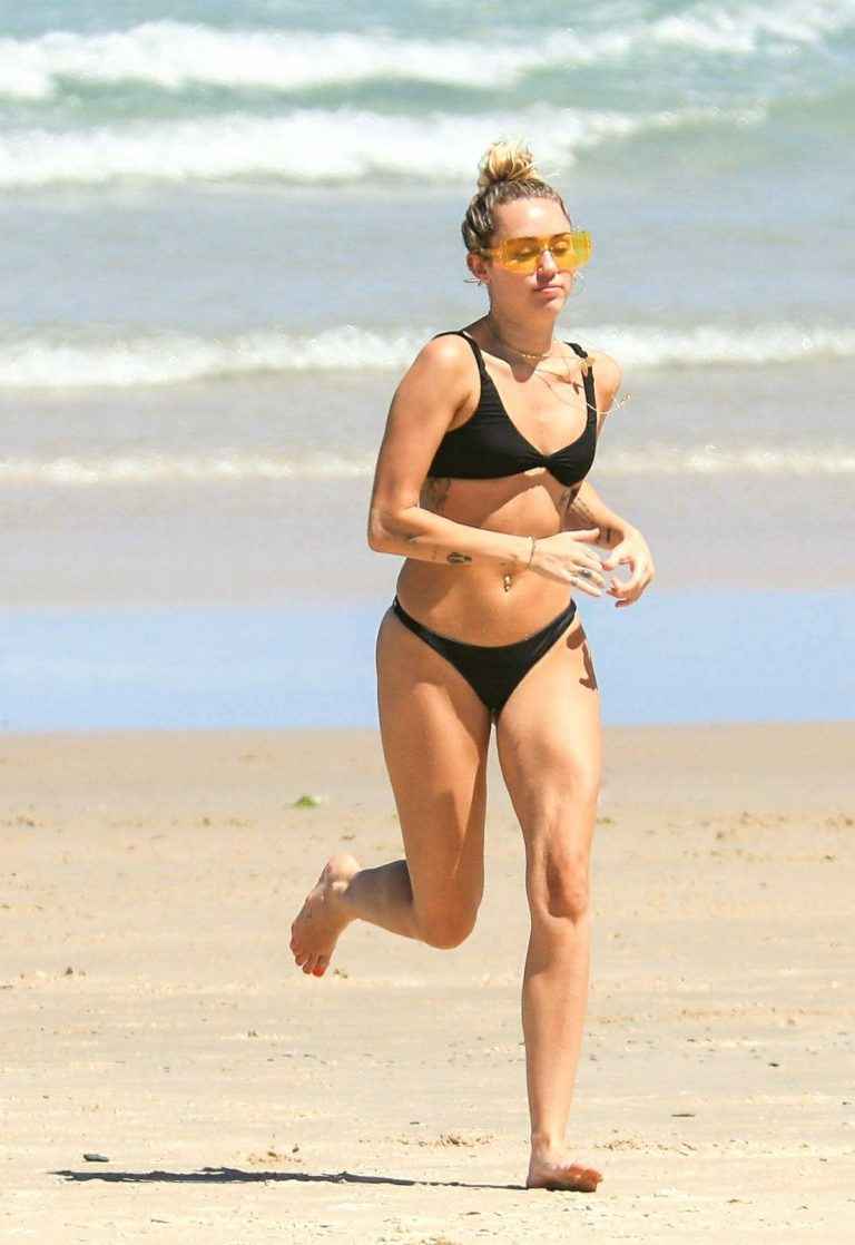Miley Cyrus en bikini noir en Australie