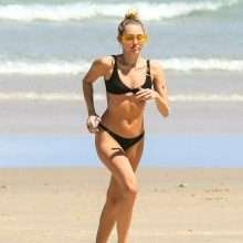 Miley Cyrus en bikini noir en Australie