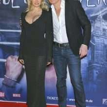 Pamela Anderson exhibe son décolleté à Hambourg