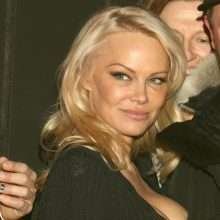 Pamela Anderson exhibe son décolleté à Hambourg