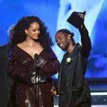 Rihanna ouvre le décolleté aux Grammy Awards 2018