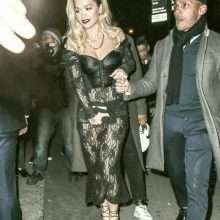 Rita Ora en petite culotte à New-York