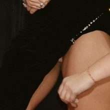 Rita Ora exhibe sa petite culotte aux Grammy Awards