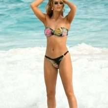 Rosie Huntington Whiteley seins nus et bikini