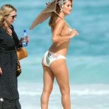Rosie Huntington Whiteley seins nus et bikini