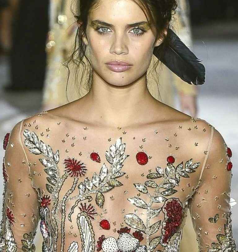 Sara Sampaio défile en robe transparente