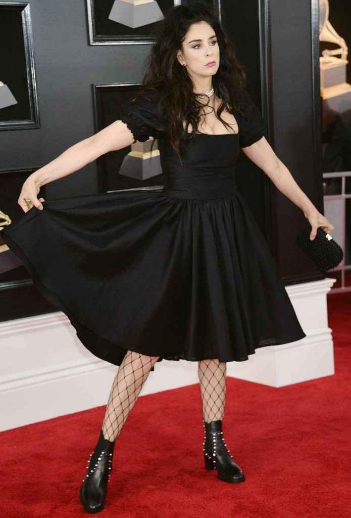 Sarah Silverman soulève sa robe aux Grammy Awards 2018