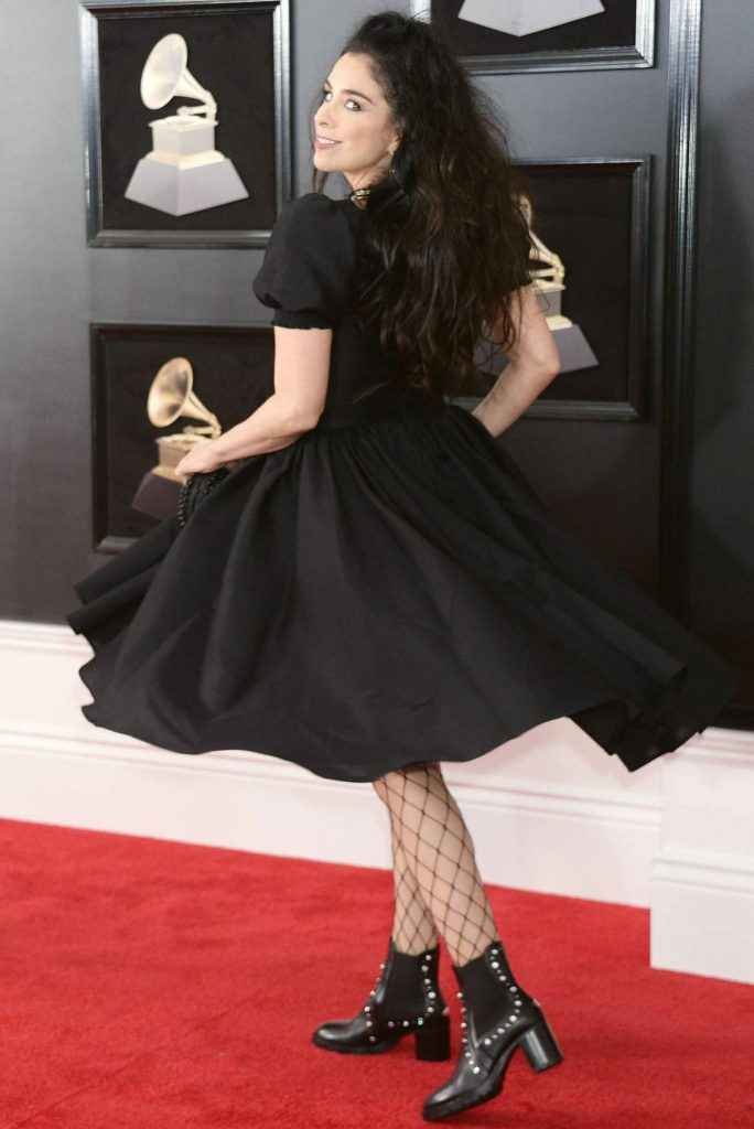 Sarah Silverman soulève sa robe aux Grammy Awards 2018