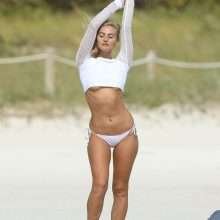 Selena Weber seins nus à Miami Beach