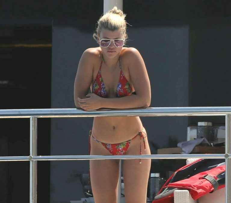 Sofia Richie en bikini à Cannes