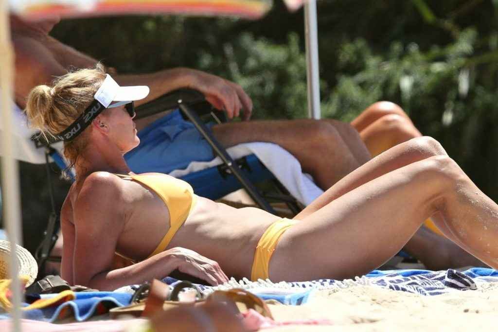 Sonia Kruger en bikini à Sidney