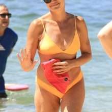 Sonia Kruger en bikini à Sidney