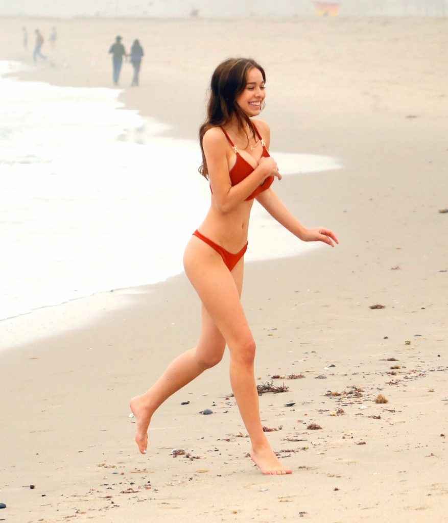 Sophie Mudd en bikini à Malibu