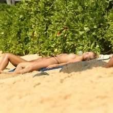 Toni Garn seins nus à Hawaii