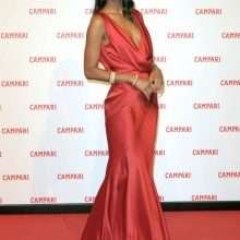 Zoe Saldana ouvre le décolleté pour Campari à Milan