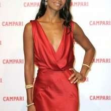 Zoe Saldana ouvre le décolleté pour Campari à Milan