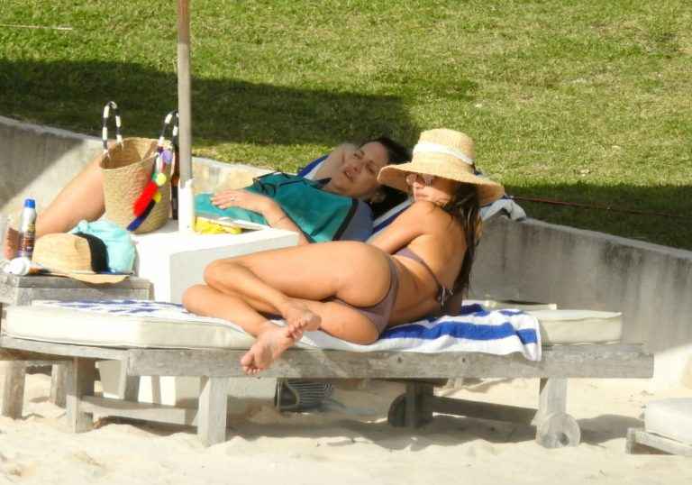 Alessandra Ambrosio en bikini aux Bahamas