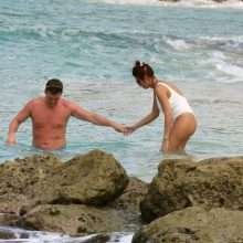 Amy Childs en maillot de bain à La Barbade