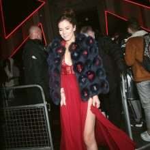 Anna Friel exhibe son décolleté aux Brit Awards