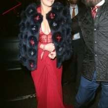Anna Friel exhibe son décolleté aux Brit Awards