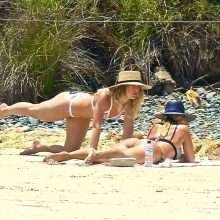 Ashley Hart en bikini à Byron Bay