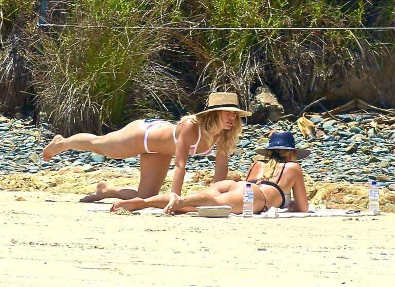 Ashley Hart en bikini à Byron Bay