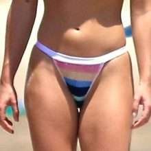 Ashley Hart en bikini à Byron Bay