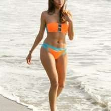 Blanca Blanco dans un bikini bi-colore à Malibu