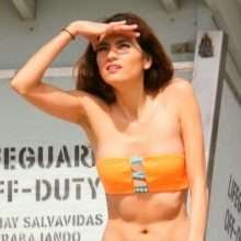 Blanca Blanco dans un bikini bi-colore à Malibu