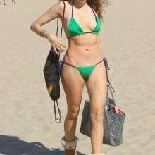 Blanca Blanco les fesses à l'air dans un petit bikini vert