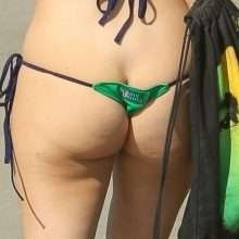 Blanca Blanco les fesses à l'air dans un petit bikini vert