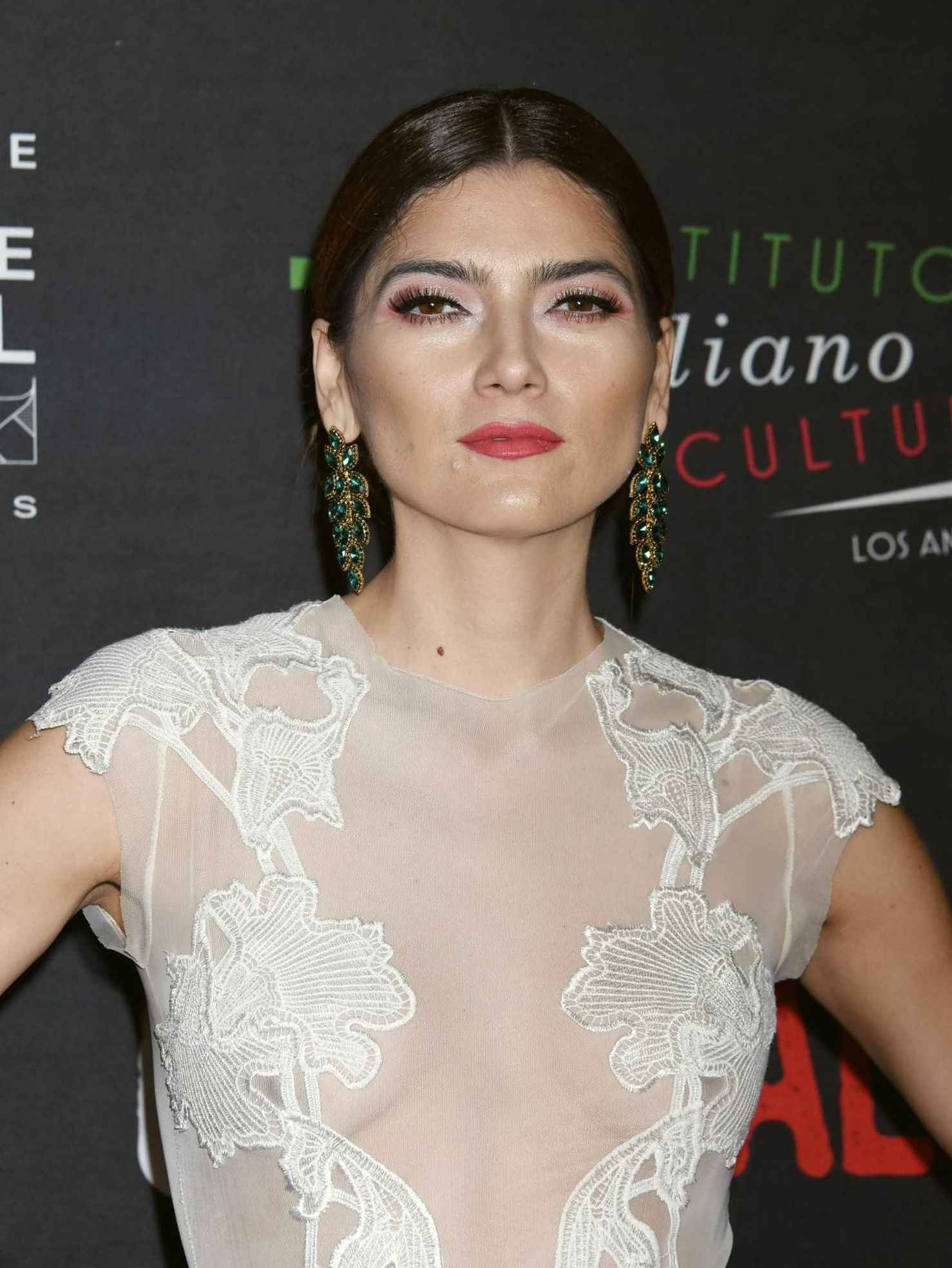 Blanca Blanco dans une robe transparente aux Creativity Awards