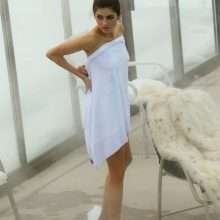 Blanca Blanco seins nus à la piscine de son hotel