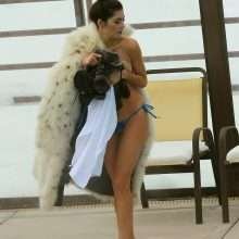 Blanca Blanco seins nus à la piscine de son hotel