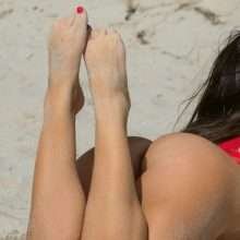 Claudia Romani en petite culotte à la plage