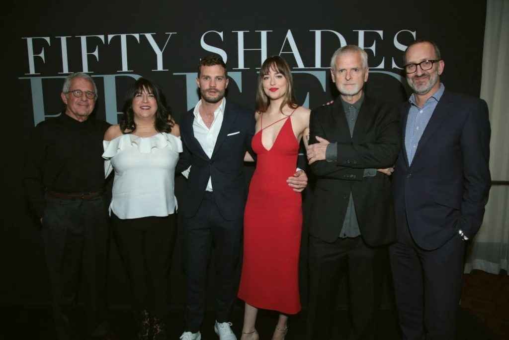 Dakota Johnson ouvre le décolleté pour la première de "Fifty Shades Freed"