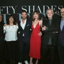 Dakota Johnson ouvre le décolleté pour la première de "Fifty Shades Freed"