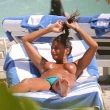 Eda Taspinar bronze seins nus à Miami Beach