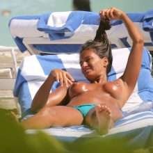 Eda Taspinar bronze seins nus à Miami Beach