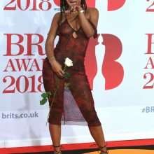 IAMDDB seins nus aux Brit Awards